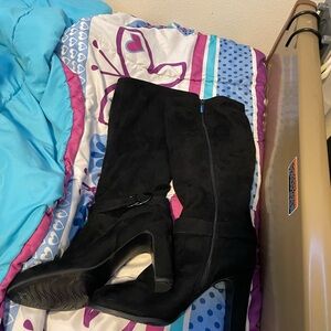 Women's Black Knee-High Heeled Boots with Side Zip